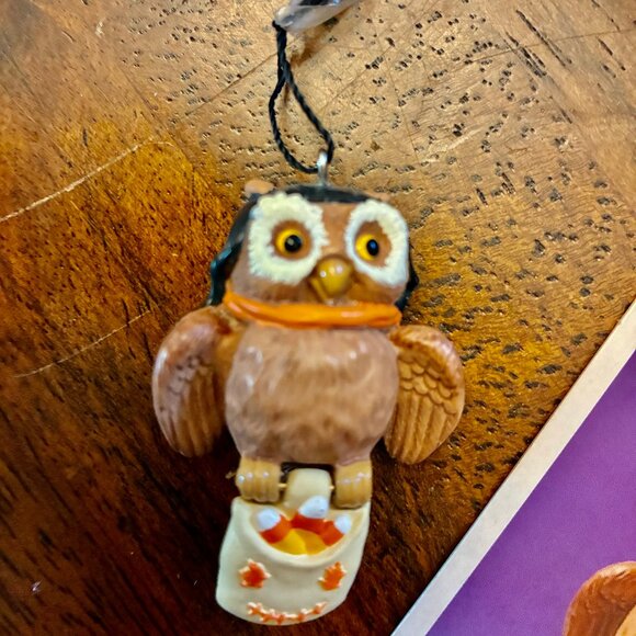 Hallmark Keepsake Halloween Ornament  Zephyr the Owl w/ Candy Corn  2003 - Picture 3 of 7